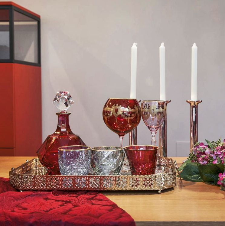 Miniatura: Discover the art of Italian craftsmanship with the red crystal decanter from GRIFFE MONTENAPOLEONE and VETRERIE DI EMPOLI.