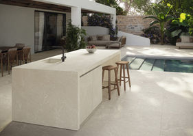 EN: Zarci Marfil SG — sintered stone with an elegant marble-look texture in warm milky beige tones. Ideal for refined interiors and facade cladding, combining beauty and durability in ultra-thin large-format surfaces.
DE: Zarci Marfil SG — Sintergestein mit eleganter Marmoroptik in warmen, milchig-beigen Tönen. Perfekt für edle Innenräume und Fassadenverkleidungen, vereint Ästhetik und Langlebigkeit in großformatigen, ultradünnen Platten.
ES: Zarci Marfil SG — piedra sinterizada con una elegante textura efecto mármol en tonos beige cálidos y lechosos. Ideal para interiores refinados y fachadas, combinando belleza y durabilidad en formatos ultrafinos y de gran tamaño.
FR: Zarci Marfil SG — pierre frittée à l’aspect marbré élégant, dans des tons beige chaud laiteux. Parfait pour les intérieurs sophistiqués et les façades, alliant esthétique et résistance en grands formats ultrafins.
IT: Zarci Marfil SG — pietra sinterizzata con texture effetto marmo in calde tonalità beige latte. Ideale per interni eleganti e rivestimenti di facciata, unisce estetica e resistenza in superfici sottili di grande formato.
RU: Zarci Marfil SG — синтеред стоун с элегантной мраморной текстурой в теплых молочно-бежевых оттенках. Подходит для утончённых интерьеров и фасадов, сочетает эстетику и прочность в ультратонком крупном формате.
AR: زارسي مارفيل SG — حجر صناعي مضغوط بتأثير رخامي أنيق بدرجات البيج الدافئة والحليبية. مثالي للتصميمات الداخلية الراقية وتكسية الواجهات، يجمع بين الجمال والصلابة في ألواح رفيعة وكبيرة الحج.