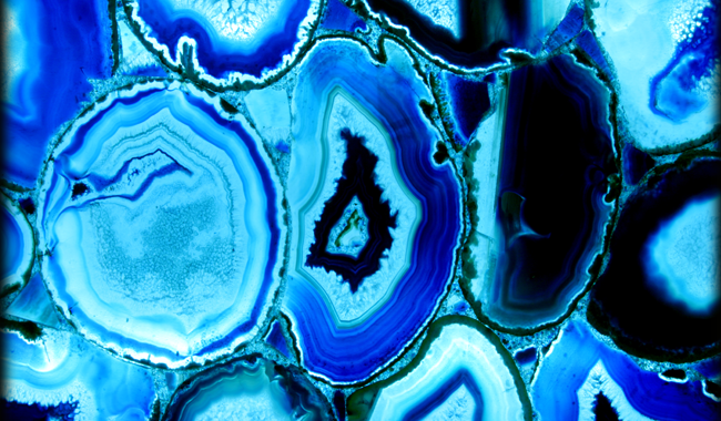 GlassOnyx-Paneele bieten leichte und starke Lösungen mit beeindruckenden Lichteffekten dank ihrer blauen Achatsteine auf Glasbasis.
