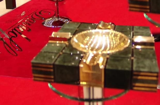 CENICEROS Y ENCENDEDORES ICÓNICOS DE PIEDRA PARA CIGARROS Cada cenicero y encendedor de esta colección exclusiva está hecho de piezas individuales de alta gama. La precisión artesanal de G.P.Grant ofrece lujo y elegancia en estos regalos perfectos para quienes valoran la alta calidad y el estilo único.