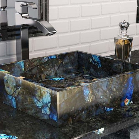 Дизайнерский умывальник из синего лабрадорита с полированной поверхностью и природным сиянием.