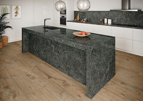 ENGLISH
Skinlam Artic Emperador Gris SG — ultra-thin large-format ceramic tiles and porcelain tiles with grey marble effect. Made from sintered stone, these stone panels are ideal for interior and facade cladding. Inspired by Emperador Dark rk.xx, they offer elegance and durability for sophisticated spaces.
Keywords: ultra-thin, large-format, ceramic tiles, porcelain tiles, sintered stone, marble effect, stone panels, Emperador Dark rk.xx, interior, facade, cladding.

⸻

DEUTSCH
Skinlam Artic Emperador Gris SG — ultradünne großformatige Keramik- und Feinsteinzeugfliesen mit grauer Marmoroptik. Hergestellt aus gesintertem Stein, sind diese Steinpaneele ideal für Innen- und Fassadenverkleidung. Inspiriert von Emperador Dark rk.xx für ein elegantes, langlebiges Design.
Stichworte: ultra-thin, large-format, ceramic tiles, porcelain tiles, sintered stone, marble effect, stone panels, Emperador Dark rk.xx, interior, facade, cladding.

⸻

ESPAÑOL
Skinlam Artic Emperador Gris SG — baldosas cerámicas y de porcelana ultrafinas y de gran formato con efecto mármol gris. Fabricadas en piedra sinterizada, ideales para revestimiento de interiores y fachadas. Inspiradas en Emperador Dark rk.xx, combinan lujo y resistencia.
Palabras clave: ultra-thin, large-format, ceramic tiles, porcelain tiles, sintered stone, marble effect, stone panels, Emperador Dark rk.xx, interior, facade, cladding.

⸻

FRANÇAIS
Skinlam Artic Emperador Gris SG — carreaux céramiques et en grès cérame ultra-fins et grand format avec effet marbre gris. Fabriqués en pierre frittée, ces panneaux en pierre conviennent parfaitement aux revêtements intérieurs et de façade. Inspirés par Emperador Dark rk.xx, ils allient élégance et robustesse.
Mots-clés : ultra-thin, large-format, ceramic tiles, porcelain tiles, sintered stone, marble effect, stone panels, Emperador Dark rk.xx, interior, facade, cladding.

⸻

ITALIANO
Skinlam Artic Emperador Gris SG — piastrelle in ceramica e gres porcellanato ultra-sottili e di grande formato con effetto marmo grigio. Realizzate in pietra sinterizzata, ideali per rivestimenti interni ed esterni. Ispirate a Emperador Dark rk.xx, eleganti e resistenti.
Parole chiave: ultra-thin, large-format, ceramic tiles, porcelain tiles, sintered stone, marble effect, stone panels, Emperador Dark rk.xx, interior, facade, cladding.

⸻

РУССКИЙ
Skinlam Artic Emperador Gris SG — ультратонкий крупноформатный керамогранит и керамическая плитка под серый мрамор. Выполнен из спеченного камня, идеален для облицовки интерьеров и фасадов. Вдохновлён Emperador Dark rk.xx, сочетает в себе премиальный стиль и прочность.
Ключевые слова: ultra-thin, large-format, ceramic tiles, porcelain tiles, sintered stone, marble effect, stone panels, Emperador Dark rk.xx, interior, facade, cladding.

⸻

العربية
Skinlam Artic Emperador Gris SG — بلاط سيراميك وبورسلين فائق الرقة وكبير الحجم بتأثير الرخام الرمادي. مصنوع من الحجر المُلبد، مثالي لتكسية الواجهات والديكورات الداخلية. مستوحى من Emperador Dark rk.xx، يجمع بين الأناقة والصلابة.