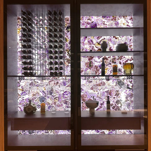 Sodalita, amatista y aventurina — Materiales de colección Los bares iluminados fabricados en sodalita, amatista o aventurina pertenecen a una categoría distinta — no solo decorativos, sino también coleccionables. En estas piedras, la luz se convierte en una parte integral del diseño, revelando la geometría cristalina y el brillo natural del bar iluminado.