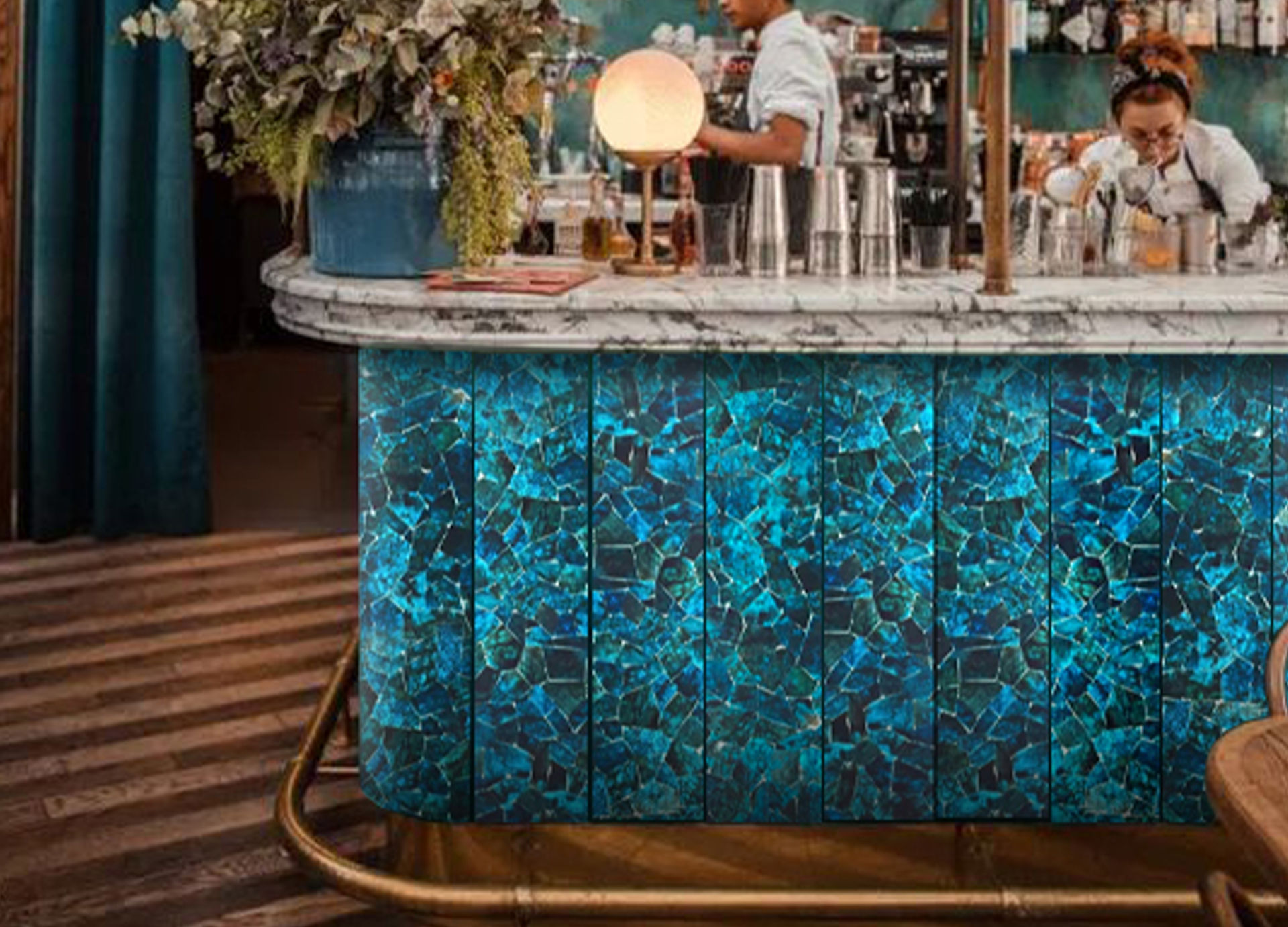 Luxuriöse Beleuchtete Bar aus Aventurin mit schimmernden Reflexen – Bar Schild beleuchtet unterstreicht den exklusiven Sammlercharakter.