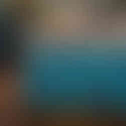 Бар с подсветкой из синего содалита — насыщенный цвет и мягкое внутреннее свечение создают коллекционный эффект.