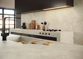 English:
Camargue Arena SG – sintered stone in sandy, elegant tones inspired by natural stone, ideal for timeless interiors and refined architectural spaces.
Russian:
Camargue Arena SG — спечённый камень в песочных, элегантных тонах натурального камня, подходит для интерьеров вне времени и утончённой архитектуры.
German:
Camargue Arena SG – gesinterter Stein in sandigen, eleganten Natursteintönen, ideal für zeitlose Innenräume und anspruchsvolle Architekturprojekte.
Spanish:
Camargue Arena SG – piedra sinterizada en tonos arenosos y elegantes de piedra natural, ideal para interiores atemporales y espacios arquitectónicos refinados.
French:
Camargue Arena SG – pierre frittée aux tons sablés et élégants de pierre naturelle, parfaite pour des intérieurs intemporels et des projets architecturaux raffinés.
Italian:
Camargue Arena SG – pietra sinterizzata in tonalità sabbiose ed eleganti della pietra naturale, ideale per interni senza tempo e spazi architettonici ricercati.
Arabic:
Camargue Arena SG – حجر مكبوس بدرجات رملية أنيقة مستوحاة من الحجر الطبيعي، مثالي للتصميمات الداخلية الكلاسيكية والمساحات المعمارية الراقية.
