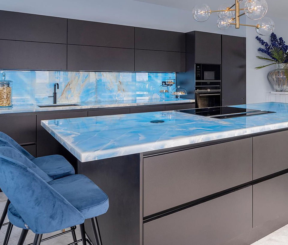 Los paneles reforzados de Duramica permiten disfrutar del Ónix Azul en diversas aplicaciones, aportando durabilidad y facilidad en la instalación. Gracias a su ligereza, se simplifica el montaje y el mantenimiento, siendo ideales para detalles arquitectónicos complejos. El corte en el sitio reduce desperdicios y daños técnicos.