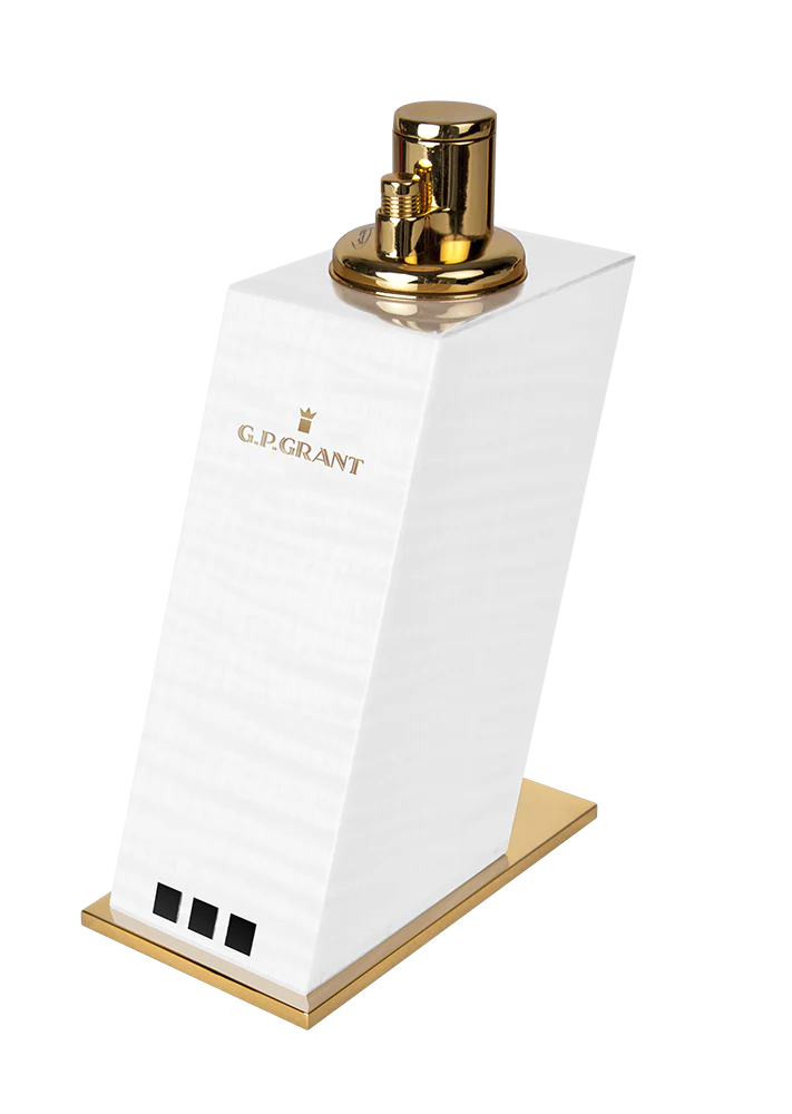  Élégance, rareté et fonctionnalité réunies dans le coffret « George » : un incontournable pour les connaisseurs de cigares à la recherche d’accessoires haut de gamme.