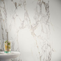 English:
Calacatta Vaglie SG – ultra-thin large-format porcelain tiles with white marble effect. Ideal for interior and facade cladding. Available in satin and polished finishes. Durable sintered stone panels combine beauty and strength.
German:
Calacatta Vaglie SG – ultradünne Großformat-Porzellanfliesen mit weißem Marmor-Effekt. Perfekt für Innen- und Fassadenverkleidungen. Satinierte und polierte Oberflächen. Robuste gesinterte Steinplatten vereinen Ästhetik und Haltbarkeit.
Spanish:
Calacatta Vaglie SG – azulejos de porcelana de gran formato ultrafinos con efecto mármol blanco. Ideal para revestimientos interiores y fachadas. Acabados satinado y pulido. Paneles de piedra sinterizada resistentes y elegantes.
French:
Calacatta Vaglie SG – carreaux de porcelaine grand format ultra-fins effet marbre blanc. Parfait pour intérieur et façades. Finitions satinées et polies. Panneaux en pierre frittée durables alliant beauté et robustesse.
Italian:
Calacatta Vaglie SG – piastrelle in gres porcellanato ultrasottili formato grande con effetto marmo bianco. Ideale per rivestimenti interni e facciate. Finiture satinate e lucide. Pannelli in pietra sinterizzata resistenti e belli.
Russian:
Calacatta Vaglie SG – ультратонкий крупноформатный керамогранит с эффектом белого мрамора. Для интерьера и фасадов. Сатинированная и полированная поверхность. Прочные панели из спечённого камня.
Arabic:
كالاكاتا فاجلي SG – بلاط بورسلان كبير الحجم ونحيف جدًا بتأثير الرخام الأبيض. مثالي للتكسية الداخلية والواجهات. تشطيبات ساتان ومصقولة. ألواح حجرية مصهورة تجمع بين الجمال والمتانة.
