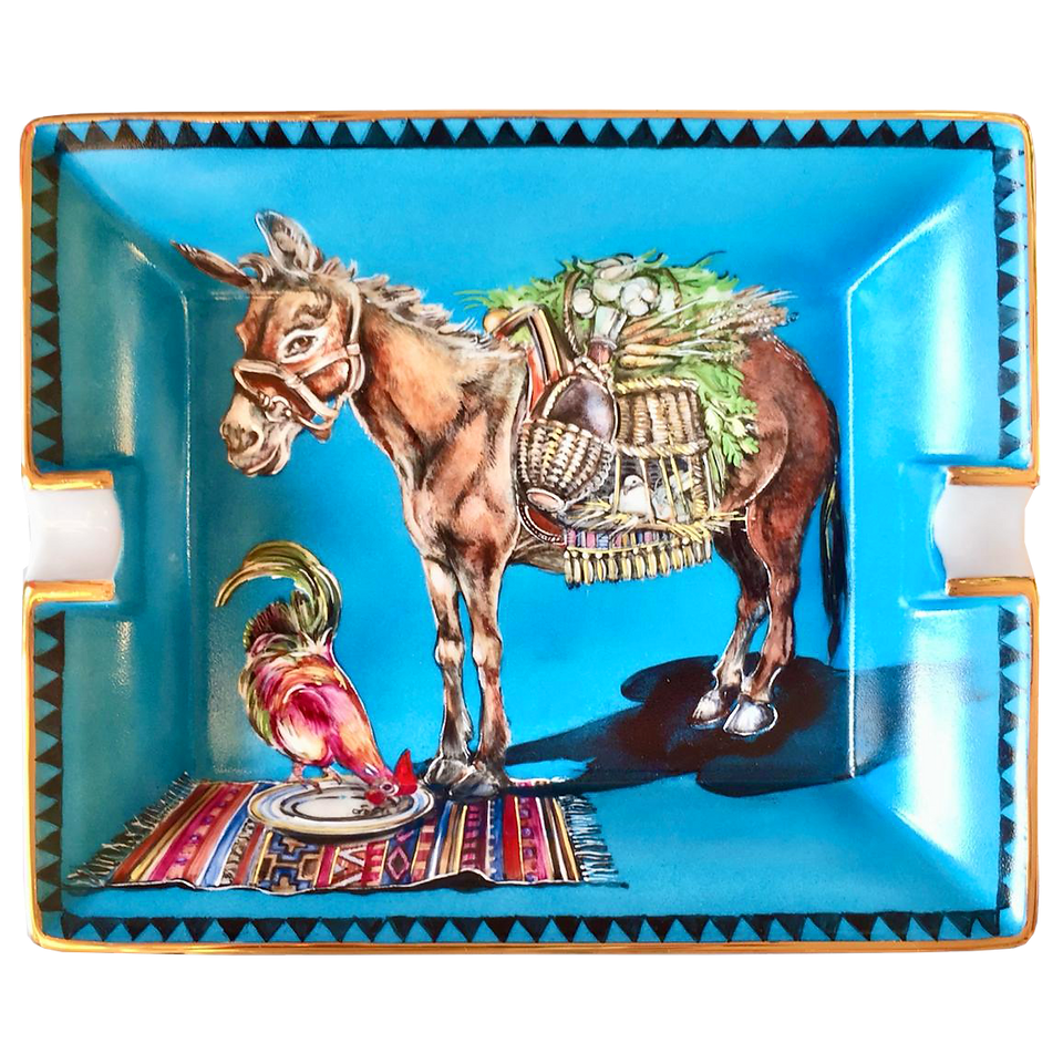 Les cendriers en porcelaine pour cigares en porcelaine de Limoges sont des pièces incontournables pour les connaisseurs. Avec leur design sophistiqué et leur qualité artisanale, ces cendriers sont conçus pour rehausser l’expérience du cigare, tout en étant un véritable objet décoratif. La porcelaine de Limoges assure un produit durable et élégant.