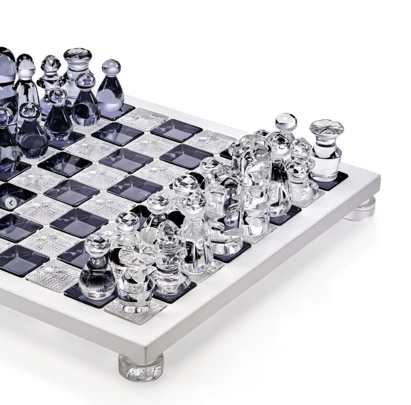 Thumbnail: Juego de ajedrez de cristal visto en ángulo con tablero de cubos y piezas transparentes