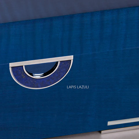 Set de Humidores, Ceniceros y Encendedores: El SET DE HUMIDORES GEORGE COLLECTION es un conjunto premium que abarca un humidor, un cenicero y un encendedor. Cada pieza está fabricada en cedro español, adornada con álamo azul y Lapislázuli genuino, y presenta componentes metálicos bañados en oro, platino o rodio