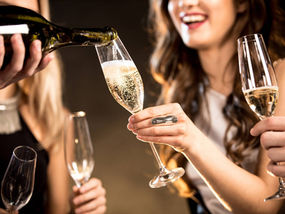 La formule du meilleur vin pétillant, découverte par Dom Pérignon en Champagne, est devenue une recette universelle du bonheur. De l’Italie à l’Inde, de l’Espagne à la Nouvelle-Zélande, elle a inspiré d’innombrables vignerons à créer leurs propres versions de vins effervescents, perdant au passage une part de son exclusivité. Associés à des flûtes en cristal finement travaillées, ces vins subliment les célébrations, leurs bulles délicates et leurs arômes étant magnifiés par l’artisanat du cristal.