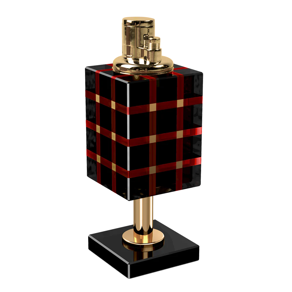 Estos encendedores para cigarros de mesa, dotados de una triple llama de antorcha, se integran a la perfección con los ceniceros para puros G.P.Grant. Su combinación exclusiva transforma el entorno en un espacio elegante de alta calidad, ideal para los amantes de los puros.