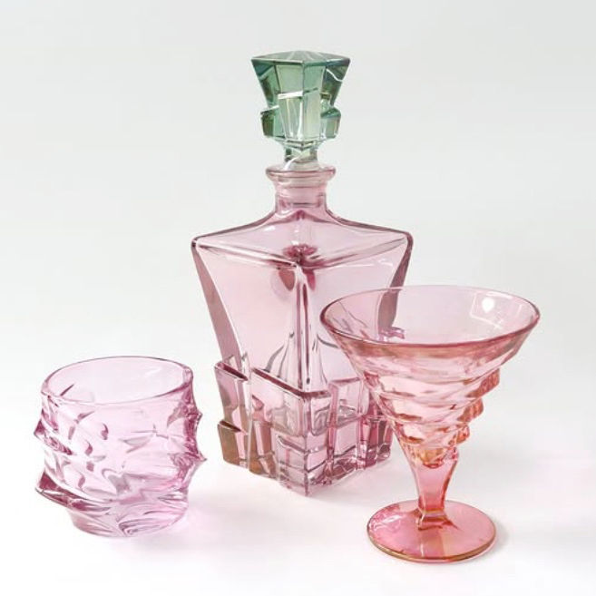 Miniatura: Pink crystal bottle with green stopper displayed alongside matching pink cocktail and whiskey glasses