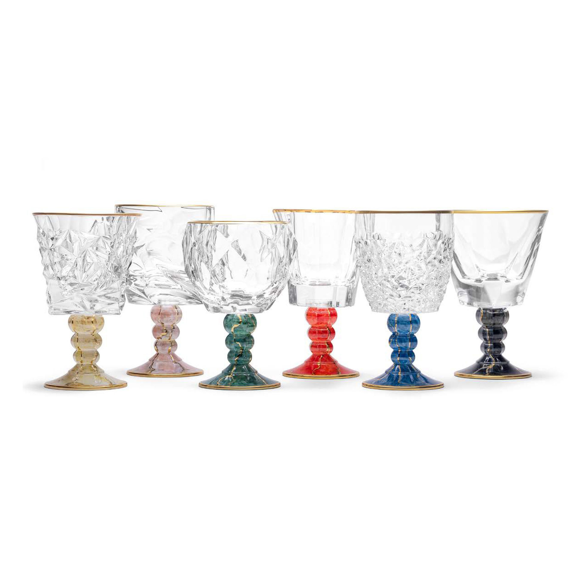 Griffe Montenapoleone Vetrerie di Empoli El Set de 6 Copas de Vino Marmo Mastercraft con Borde Dorado es una impresionante muestra de artesanía, inspirado en la belleza atemporal del mármol. Parte de la Colección Marmo, estas copas de cristal están disponibles en seis colores lujosos, cada uno reinterpretando la textura del mármol precioso. Hechas a mano, cada copa está adornada con piedras semipreciosas como lapislázuli, ónix y cuarzo, y presenta gradientes cromáticos y vetas doradas aplicadas manualmente. Terminadas con un borde dorado pintado a mano, ofrecen una estética lujosa y única. Las ligeras variaciones resaltan la calidad artesanal exclusiva. Compra copas de cristal online en nuestra tienda.