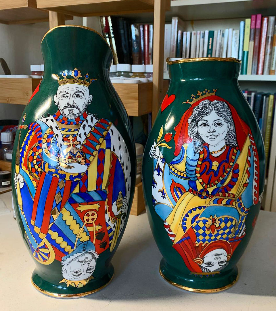 Poker Porcelana Jarrones Personalizados: Estos jarrones de porcelana presentan retratos personalizados de un hombre y una mujer, pintados a mano según fotos proporcionadas por el cliente. Cada jarrón está adornado con los clásicos motivos de los palos de cartas, convirtiéndolos en regalos de porcelana ideales o en decoración única para el hogar. Envíenos sus fotos e iniciales, y crearemos un diseño personalizado que transforme dos mitades en una obra maestra unificada.