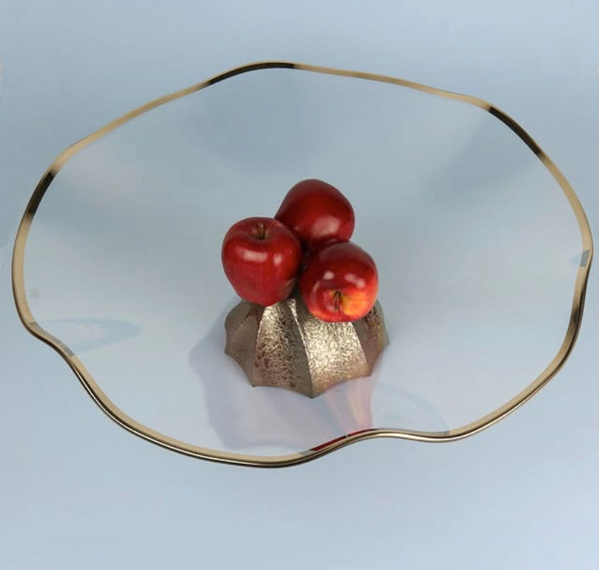 Miniaturbild: Top view of the Capricio Gold Crystal Winding Bowl showcasing its wavy gold rim and interior.