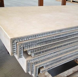 Leichte Steinpaneele aus Aluminium Wabenplatte sind ideal für Architekten, die Wert auf Design und Gewichtseinsparungen legen. Leichtsteinplatten bieten außergewöhnliche ästhetische Qualitäten und passen perfekt zu Aluminium-Wabenplatten.