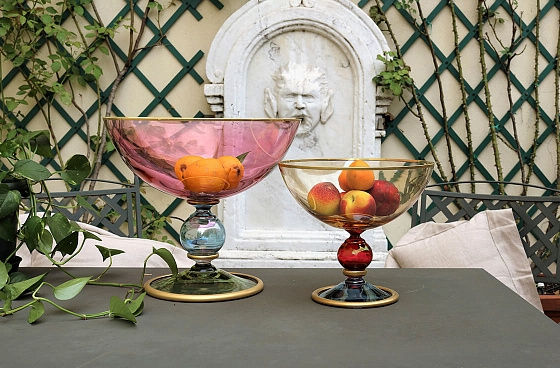 الصورة المصغرة: Kristallvase: Blaue und bernsteinfarbene Töne mit zarten Goldverzierungen, perfekt für eine elegante Dekoration.