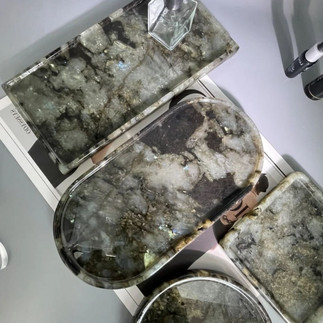 Круглый поднос из лабрадорита с жемчужным ожерельем и журналом о моде