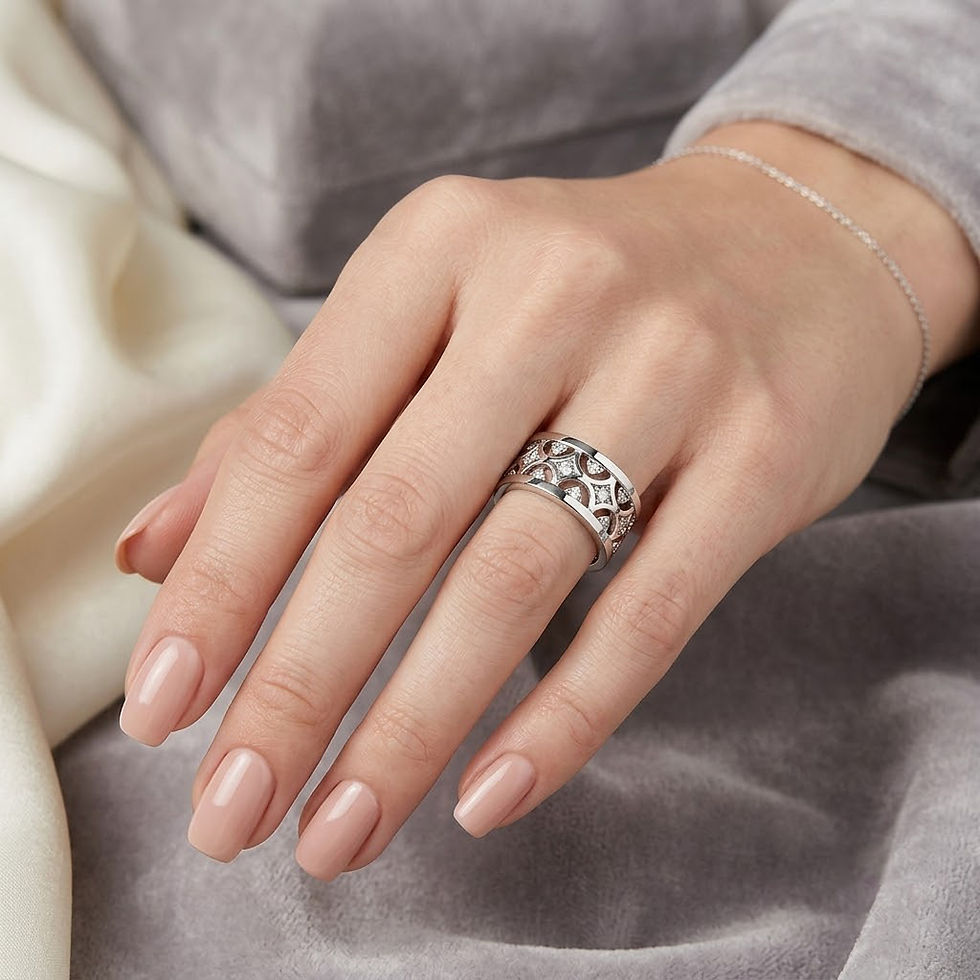 Miniatura: Elegant openwork white gold diamond ring on a woman's hand. Bague en or avec diamants. Goldring mit Diamanten