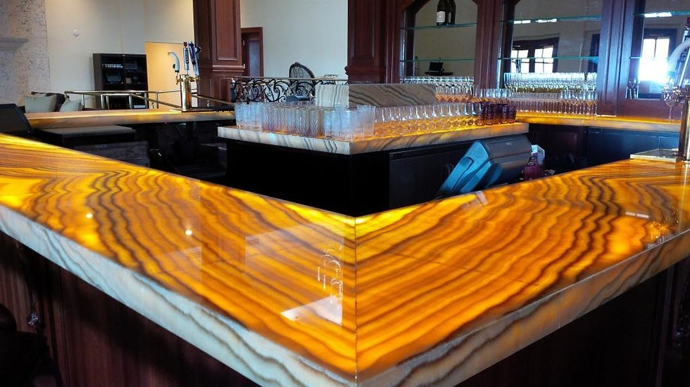 БАР С ПОДСВЕТКОЙ: Узнайте, как усиленные панели GlassOnyx превращают бар с подсветкой в шедевр дизайна с натуральным камнем и светом.