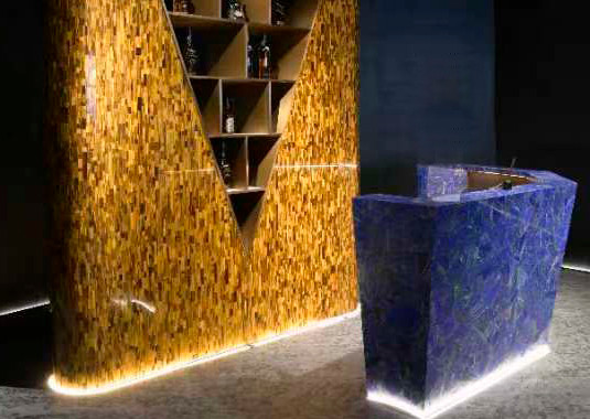 Realizziamo pezzi d’interni eccezionali in Occhio di Tigre, infondendo i tuoi spazi con un’eleganza e uno stile incomparabili. La nostra collezione include una gamma di articoli lussuosi, tra cui mobili, tavoli, lampade, cornici per foto, accessori da scrivania e altre creazioni uniche che incarnano il raffinement e la sofisticazione.