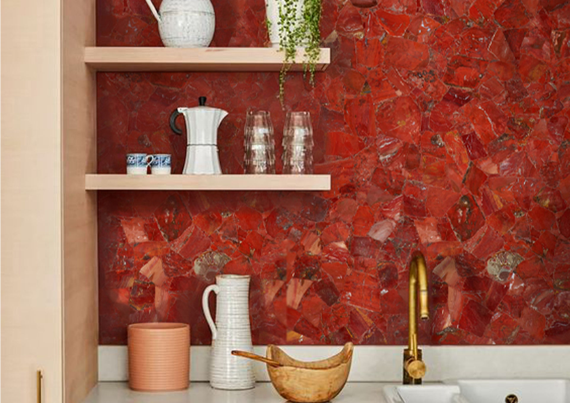 Paneles de Interior  También ofrecemos paneles exclusivos Duramica para pisos, paredes y barras, permitiendo a nuestros clientes crear interiores personalizados y elegantes. Disponibles en varios tipos de piedra, incluido el Jasper Rojo, estos paneles ofrecen una forma única de diseñar espacios que combinan tradición con sofisticación moderna.