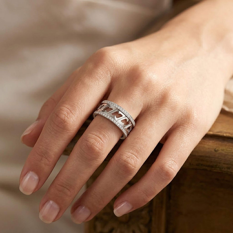 Миниатюра: white gold open ring with brilliant diamond edges, resting on white silk material, Anello con Diamante, Anillo de Diamantes