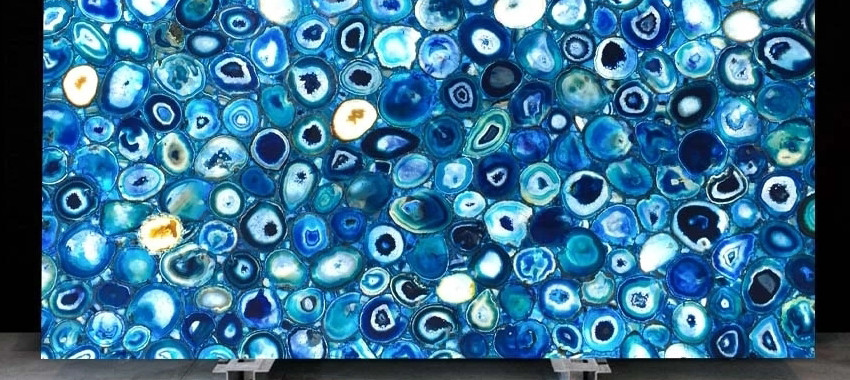 Duramica GemStone bietet exklusive blaue Achat-Paneele an, die das Beste aus Naturstein und keramischer Stärke vereinen. Diese stilvollen Paneele sind die ideale Wahl für hochwertige Designprojekte und setzen beeindruckende Akzente in jedem Ambiente.