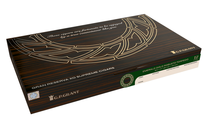 ULTRA PREMIUM CIGAR EMERALD PLATINUMLONDSDALE 43 with handmade construction and presentation details View 5.