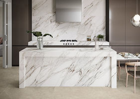 English:
Corinto SG (Calacatta Gold Extra) — ultra-thin large-format porcelain tiles with elegant white marble effect and gold veins. Matte and polished finishes. Perfect for interior and exterior cladding. Durable sintered stone panels combining beauty and strength.
German:
Corinto SG (Calacatta Gold Extra) — ultradünne großformatige Feinsteinzeugfliesen mit elegantem weißem Marmor-Design und goldenen Adern. Matt und poliert. Perfekt für Innen- und Außenverkleidung. Robuste gesinterte Steinplatten mit Schönheit und Stärke.
Spanish:
Corinto SG (Calacatta Gold Extra) — baldosas de porcelana de gran formato y ultra finas con efecto mármol blanco y vetas doradas. Acabados mate y pulido. Perfectas para revestimientos interiores y exteriores. Paneles de piedra sinterizada duraderos que combinan belleza y resistencia.
French:
Corinto SG (Calacatta Gold Extra) — carreaux en porcelaine grand format ultra-fins avec effet marbre blanc élégant et veines dorées. Finitions mates et polies. Parfaits pour revêtements intérieurs et extérieurs. Panneaux en pierre frittée durables alliant beauté et solidité.
Italian:
Corinto SG (Calacatta Gold Extra) — piastrelle in porcellana di grande formato ultra sottili con elegante effetto marmo bianco e venature dorate. Finiture opache e lucide. Perfette per rivestimenti interni ed esterni. Pannelli in pietra sinterizzata resistenti che uniscono bellezza e robustezza.
Russian:
Corinto SG (Calacatta Gold Extra) — ультратонкая крупноформатная керамическая плитка с эффектом белого мрамора и золотыми прожилками. Матовая и полированная поверхность. Идеальна для внутренней и наружной отделки. Прочные сэнитированные каменные панели, сочетающие красоту и прочность. Arabic:
كورينتو إس جي (كالاكاتا جولد إكسترا) — بلاط بورسلين فائق النحافة بحجم كبير، يتميز بتأثير الرخام الأبيض الأنيق مع عروق ذهبية. بأسطح مطفية وملساء. مثالي للتكسية الداخلية والخارجية. ألواح حجرية مسنترة تجمع بين الجمال والمتانة.