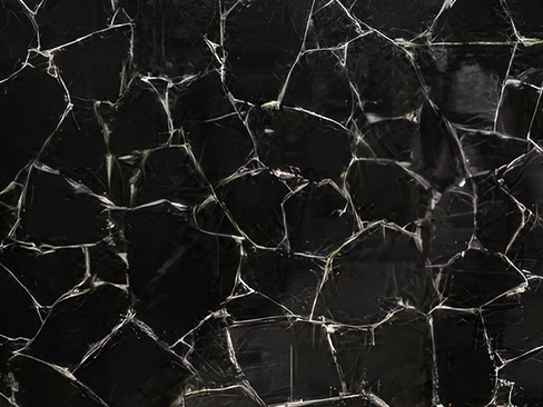 Podemos fabricar paneles de obsidiana con detalles de láminas de oro y plata, aportando sofisticación y exclusividad a proyectos arquitectónicos e interiores de alto nivel.