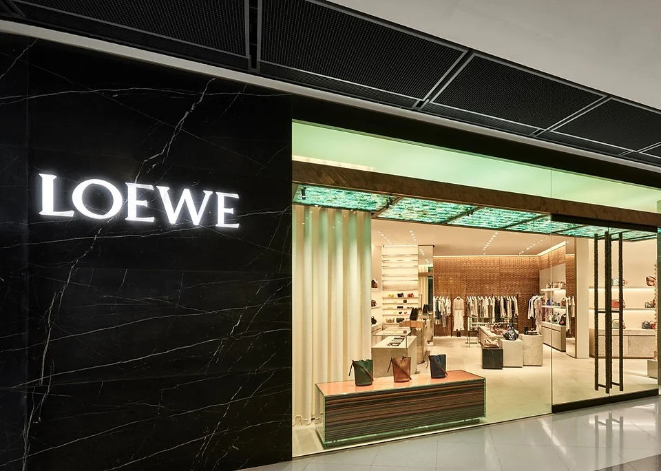 Panneaux Duramica en agate verte : l’élégance des magasins Loewe Les panneaux en agate verte Duramica, intégrés dans les boutiques Loewe à travers le monde, incarnent l’excellence du design LVMH. Utilisés dans les magasins de Madrid, Paris et Tokyo, ces panneaux ajoutent de la sophistication et un style unique à chaque espace, soulignant l’engagement de Loewe pour un design de qualité.