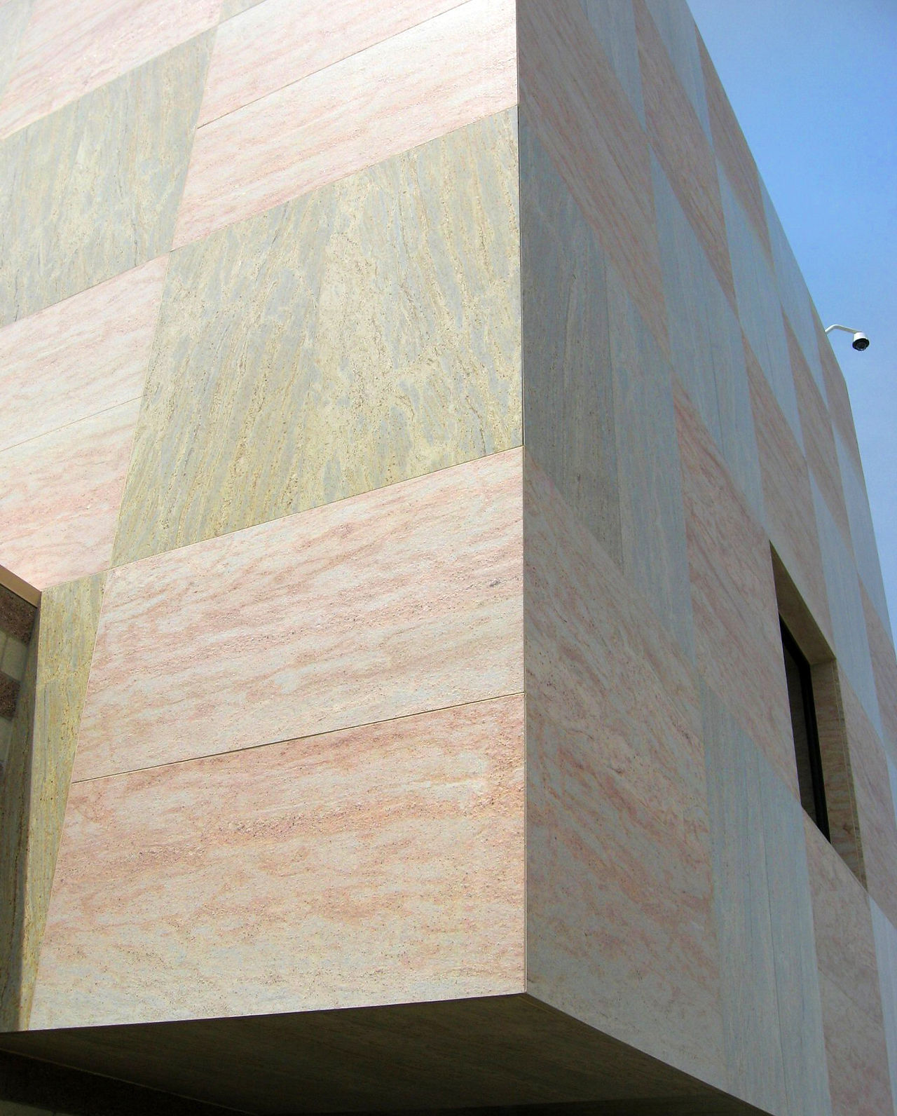 1. Façades et Revêtement de Colonnes  • Les panneaux Duramica réduisent la charge structurelle sur les éléments porteurs.  • La technologie de pliage permet de créer des éléments courbés sans fragmentation de la surface.    2. Solutions Intérieures  • Idéal pour le revêtement des murs d’angle, des colonnes et des éléments décoratifs.  • Permet la création de structures à parois fines avec une épaisseur minimale.