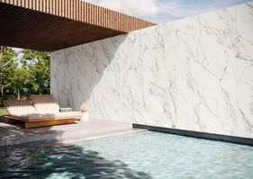 English:
Calacatta Vaglie SG – ultra-thin large-format porcelain tiles with white marble effect. Ideal for interior and facade cladding. Available in satin and polished finishes. Durable sintered stone panels combine beauty and strength.
German:
Calacatta Vaglie SG – ultradünne Großformat-Porzellanfliesen mit weißem Marmor-Effekt. Perfekt für Innen- und Fassadenverkleidungen. Satinierte und polierte Oberflächen. Robuste gesinterte Steinplatten vereinen Ästhetik und Haltbarkeit.
Spanish:
Calacatta Vaglie SG – azulejos de porcelana de gran formato ultrafinos con efecto mármol blanco. Ideal para revestimientos interiores y fachadas. Acabados satinado y pulido. Paneles de piedra sinterizada resistentes y elegantes.
French:
Calacatta Vaglie SG – carreaux de porcelaine grand format ultra-fins effet marbre blanc. Parfait pour intérieur et façades. Finitions satinées et polies. Panneaux en pierre frittée durables alliant beauté et robustesse.
Italian:
Calacatta Vaglie SG – piastrelle in gres porcellanato ultrasottili formato grande con effetto marmo bianco. Ideale per rivestimenti interni e facciate. Finiture satinate e lucide. Pannelli in pietra sinterizzata resistenti e belli.
Russian:
Calacatta Vaglie SG – ультратонкий крупноформатный керамогранит с эффектом белого мрамора. Для интерьера и фасадов. Сатинированная и полированная поверхность. Прочные панели из спечённого камня.
Arabic:
كالاكاتا فاجلي SG – بلاط بورسلان كبير الحجم ونحيف جدًا بتأثير الرخام الأبيض. مثالي للتكسية الداخلية والواجهات. تشطيبات ساتان ومصقولة. ألواح حجرية مصهورة تجمع بين الجمال والمتانة.