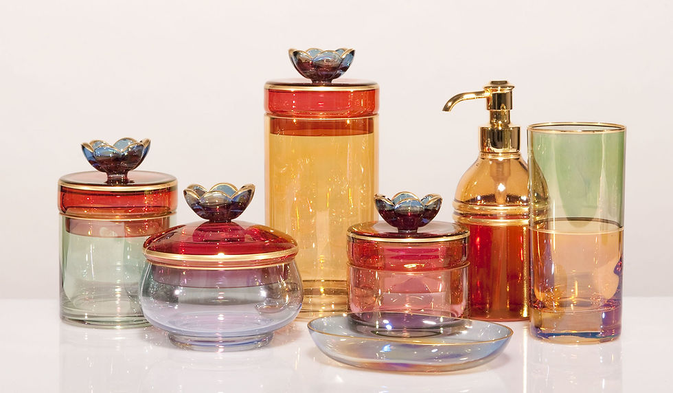 Badezimmer-Set: Mehrfarbige Glasdosen, Seifenschale, Becher und Spender mit goldenen Akzenten für einen luxuriösen Touch.