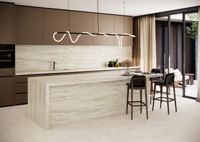 English
Travertino Ivory SG is an ultra-thin, large-format ceramic tile collection that replicates the timeless elegance of classic beige travertine. These porcelain tiles, made of sintered stone, offer a soft natural texture ideal for modern and traditional interiors and facade cladding. The subtle beige tones and stone panel aesthetics provide architectural depth and refined warmth.
Keywords: ultra-thin, large-format, ceramic tiles, porcelain tiles, sintered stone, travertine effect, beige travertine, stone panels, interior, facade, cladding
⸻
Deutsch
Travertino Ivory SG ist eine ultradünne, großformatige Kollektion von Keramikfliesen mit klassischer beige Travertinoptik. Diese Feinsteinzeugplatten aus gesintertem Stein sind ideal für Innenräume und Fassadenverkleidungen in modernem oder traditionellem Stil. Die warmen Beigetöne und die natürliche Steinstruktur verleihen dem Raum architektonische Tiefe.
Schlüsselwörter: ultradünn, großformatig, Keramikfliesen, Feinsteinzeug, gesinterter Stein, Travertinoptik, beige Travertin, Steinpaneele, Innenraum, Fassade, Verkleidung
⸻
Español
Travertino Ivory SG es una colección de baldosas cerámicas ultrafinas y de gran formato con un efecto travertino beige clásico. Fabricadas en piedra sinterizada, estas losas porcelánicas son ideales para interiores modernos y fachadas, aportando elegancia atemporal y calidez natural.
Palabras clave: ultrafino, gran formato, baldosas cerámicas, gres porcelánico, piedra sinterizada, efecto travertino, travertino beige, paneles de piedra, interior, fachada, revestimiento
⸻
Français
Travertino Ivory SG est une collection de carreaux céramiques ultra-fins et grand format avec un effet travertin beige classique. En grès cérame de pierre frittée, elle convient parfaitement aux intérieurs et aux façades, apportant profondeur architecturale et élégance naturelle.
Mots-clés : ultra-fin, grand format, carreaux céramiques, grès cérame, pierre frittée, effet travertin, travertin beige, panneaux en pierre, intérieur, façade, revêtement
⸻
Italiano
Travertino Ivory SG è una collezione di piastrelle ceramiche ultra-sottili e di grande formato con effetto travertino beige classico. Realizzate in pietra sinterizzata, queste lastre in gres porcellanato sono ideali per interni eleganti e rivestimenti di facciate.
Parole chiave: ultra-sottile, grande formato, piastrelle ceramiche, gres porcellanato, pietra sinterizzata, effetto travertino, travertino beige, pannelli in pietra, interni, facciata, rivestimento
⸻
Русский
Travertino Ivory SG — это ультратонкий крупноформатный керамогранит с декором под классический бежевый травертин. Плитка из спечённого камня подходит для интерьеров и фасадов в современном и классическом стиле, придавая пространству теплую архитектурную элегантность.
Ключевые слова: ультратонкий, крупноформатный, керамогранит, керамическая плитка, спечённый камень, травертин, бежевый травертин, панели под камень, интерьер, фасад, облицовка
⸻
العربية
Travertino Ivory SG هو بلاط سيراميك فائق النحافة وكبير الحجم يحاكي مظهر الترافرتين البيج الكلاسيكي. يتم تصنيعه من الحجر المصنّع، ويُعد مثاليًا لتكسية الجدران الداخلية والواجهات، حيث يضفي لمسة من الأناقة والدفء الطبيعي.
الكلمات المفتاحية: فائق النحافة، كبير الحجم، بلاط سيراميك، بلاط بورسلين، حجر مصنع، تأثير الترافرتين، ترافرتين بيج، ألواح حجرية، داخلي، واجهات، تكسية