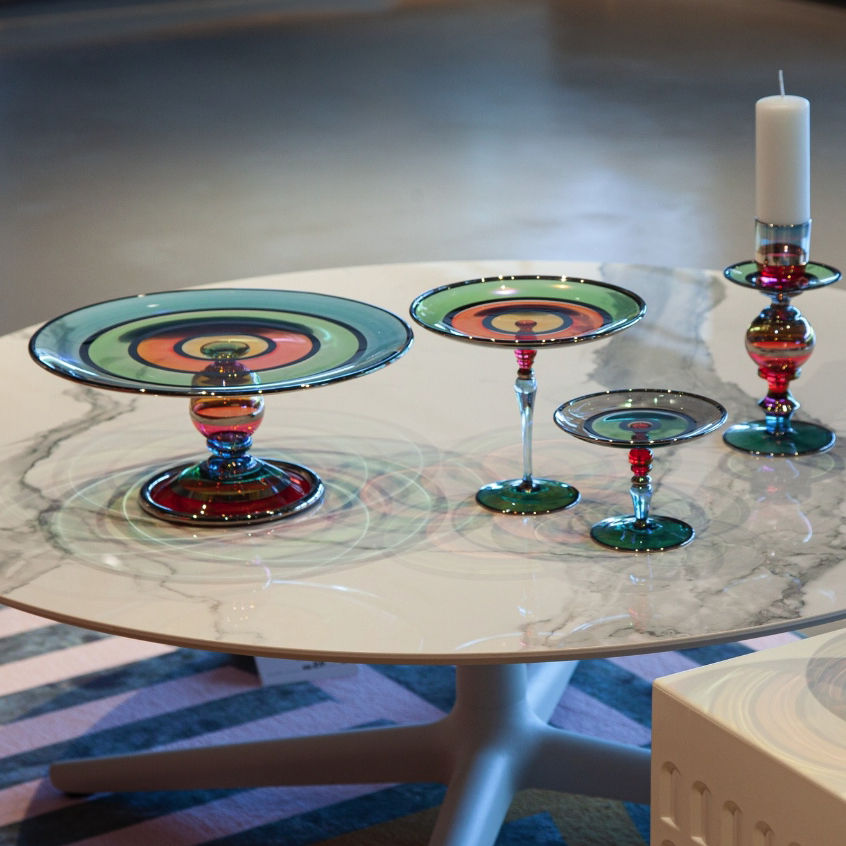 Miniaturbild: Des anneaux en platine scintillants ornent le bougeoir, rehaussant son aspect luxueux et amplifiant les reflets de lumière.