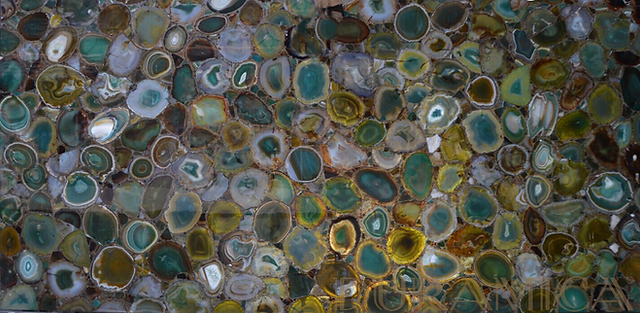 Panneaux GlassOnyx en Agate Verte pour Design Intérieur Les panneaux GlassOnyx en agate verte fusionnent l’élégance de la pierre semi-précieuse avec la transparence du verre, créant des effets lumineux captivants. Parfaits pour des applications rétroéclairées, ils ajoutent une touche de sophistication moderne à n’importe quel espace intérieur.