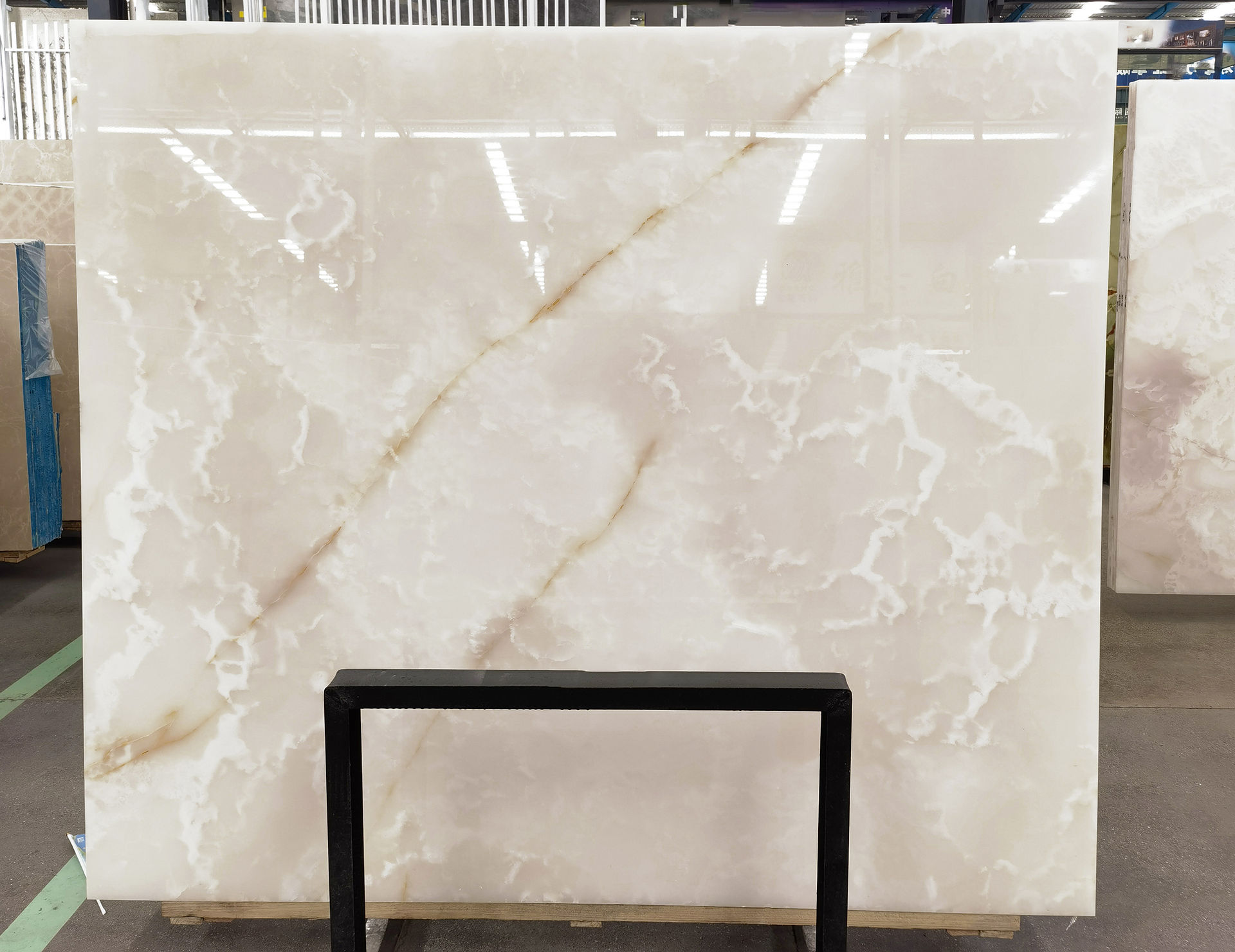 When choosing between natural White Onyx and White Quartz for interior design, understanding their distinct characteristics is crucial. While both offer elegance and versatility, they differ in composition, durability, and maintenance.    Onyx consists of large, solid slabs that are meticulously processed to create unique and large panels. Quartz, on the other hand, is more commonly found in smaller sizes in nature. Each stone is individually processed: it is carefully cut, polished, and treated. Then, they are manually assembled into Duramica panels, filled with special compounds, and undergo technological treatments and polishing. Thanks to Duramica technology, quartz can be assembled into large panels, creating durable and striking products.    White Onyx: Translucent Luxury with a Delicate Touch  White Onyx is a natural stone admired for its translucent beauty and unique veining. Its ability to be backlit makes it a premium choice for feature walls, countertops, and decorative panels.