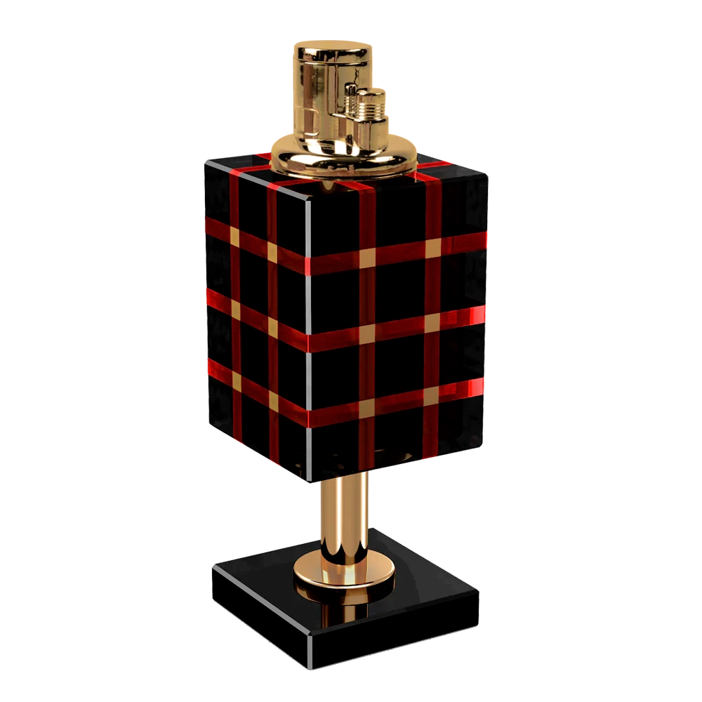 Nos briquets de table exclusifs haut de gamme, magnifiquement ornés d’obsidienne noire et acajou de qualité supérieure, offrent une expérience sophistiquée avec une puissante flamme torche triple jet. Conçus pour parfaitement accompagner nos cendriers en obsidienne, chaque briquet incarne l’engagement de G.P.Grant envers un artisanat exceptionnel et des matériaux rares et exquis. Cette association distinguée élève chaque rituel de fumage avec une élégance saisissante et un charme naturel, redéfinissant le luxe et le design.