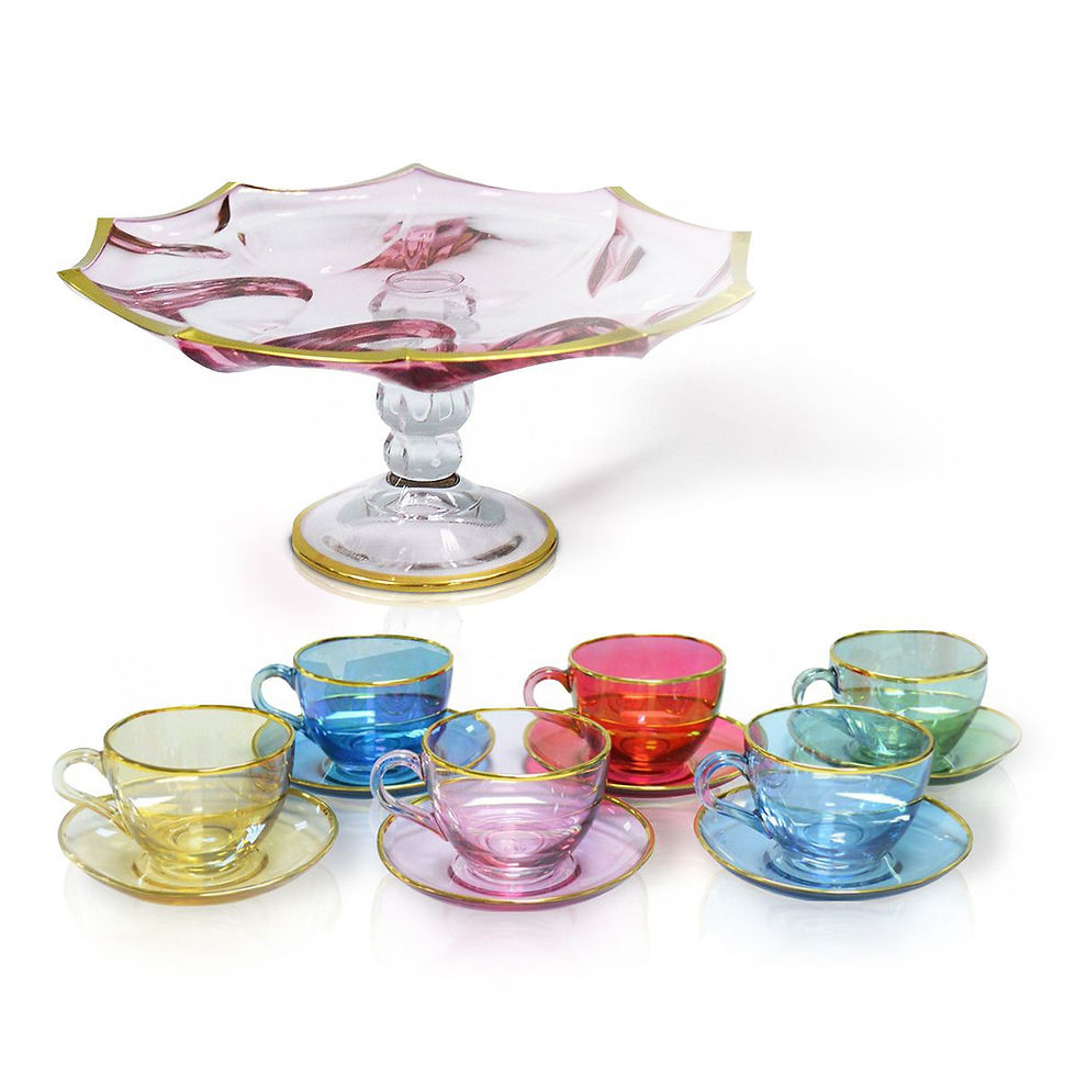 Miniaturbild: Entdecken Sie das Dolce Vita Kristall-Set von GRIFFE MONTENAPOLEONE mit einer rosa Platte und goldenen Akzenten.