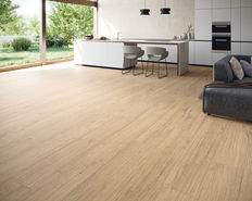 Крупноформатный керамогранит под дерево Skinlam Jungla Ciprés SG — это элегантное и лёгкое решение для современных интерьеров, вдохновлённое текстурой светлой древесины кипариса. Тонкие прожилки, мягкие оттенки и светлая палитра создают атмосферу свежести, простора и природной гармонии.
Эта облицовка придаёт помещениям естественное сияние и визуальную лёгкость, идеально сочетаясь с минималистичной архитектурой и натуральными материалами. Светлый тон дерева усиливает свет в помещении, а уникальный графический рисунок делает поверхность живой и тёплой.
Skinlam Jungla Ciprés SG — это крупноформатный керамогранит минимальной толщины, обеспечивающий визуальную цельность, удобство монтажа и высокую износостойкость. Идеальный выбор для интерьеров в стиле Japandi, эко-минимализма или средиземноморской сдержанной эстетики.