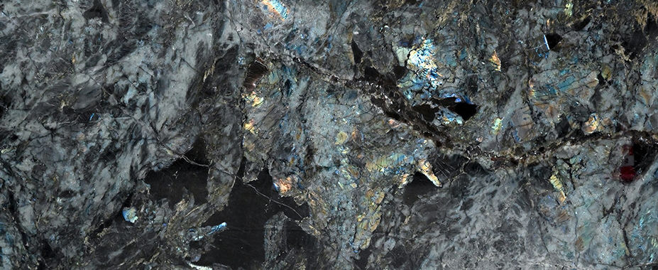 Лемурийский гранит (также известный как Lemurian Blue или иногда как Лемурийский лабрадорит) — это уникальный природный камень, добываемый на Мадагаскаре, известный своей завораживающей иризацией и богатой минеральной текстурой. Его яркие синие оттенки, перемежающиеся с мерцающими кристаллами лабрадорита, делают его идеальным выбором для роскошных интерьеров, особенно кухонь и ванных комнат. Динамичная игра цветов и света придает любому пространству космическую элегантность, поднимая эстетику дизайна на новый уровень.alled Lemurian Blue or Labradorite, boasts high labradorite and unique appearance.