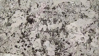 Esta piedra natural de granito blanco, Splendor White, contiene inclusiones de cuarzo translúcido que le otorgan la propiedad única de ser un granito translúcido, lo que permite su uso como granito transparente y granito retroiluminado para crear espacios luminosos.