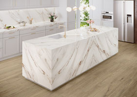 English:
Corinto SG (Calacatta Gold Extra) — ultra-thin large-format porcelain tiles with elegant white marble effect and gold veins. Matte and polished finishes. Perfect for interior and exterior cladding. Durable sintered stone panels combining beauty and strength.
German:
Corinto SG (Calacatta Gold Extra) — ultradünne großformatige Feinsteinzeugfliesen mit elegantem weißem Marmor-Design und goldenen Adern. Matt und poliert. Perfekt für Innen- und Außenverkleidung. Robuste gesinterte Steinplatten mit Schönheit und Stärke.
Spanish:
Corinto SG (Calacatta Gold Extra) — baldosas de porcelana de gran formato y ultra finas con efecto mármol blanco y vetas doradas. Acabados mate y pulido. Perfectas para revestimientos interiores y exteriores. Paneles de piedra sinterizada duraderos que combinan belleza y resistencia.
French:
Corinto SG (Calacatta Gold Extra) — carreaux en porcelaine grand format ultra-fins avec effet marbre blanc élégant et veines dorées. Finitions mates et polies. Parfaits pour revêtements intérieurs et extérieurs. Panneaux en pierre frittée durables alliant beauté et solidité.
Italian:
Corinto SG (Calacatta Gold Extra) — piastrelle in porcellana di grande formato ultra sottili con elegante effetto marmo bianco e venature dorate. Finiture opache e lucide. Perfette per rivestimenti interni ed esterni. Pannelli in pietra sinterizzata resistenti che uniscono bellezza e robustezza.
Russian:
Corinto SG (Calacatta Gold Extra) — ультратонкая крупноформатная керамическая плитка с эффектом белого мрамора и золотыми прожилками. Матовая и полированная поверхность. Идеальна для внутренней и наружной отделки. Прочные сэнитированные каменные панели, сочетающие красоту и прочность. Arabic:
كورينتو إس جي (كالاكاتا جولد إكسترا) — بلاط بورسلين فائق النحافة بحجم كبير، يتميز بتأثير الرخام الأبيض الأنيق مع عروق ذهبية. بأسطح مطفية وملساء. مثالي للتكسية الداخلية والخارجية. ألواح حجرية مسنترة تجمع بين الجمال والمتانة.