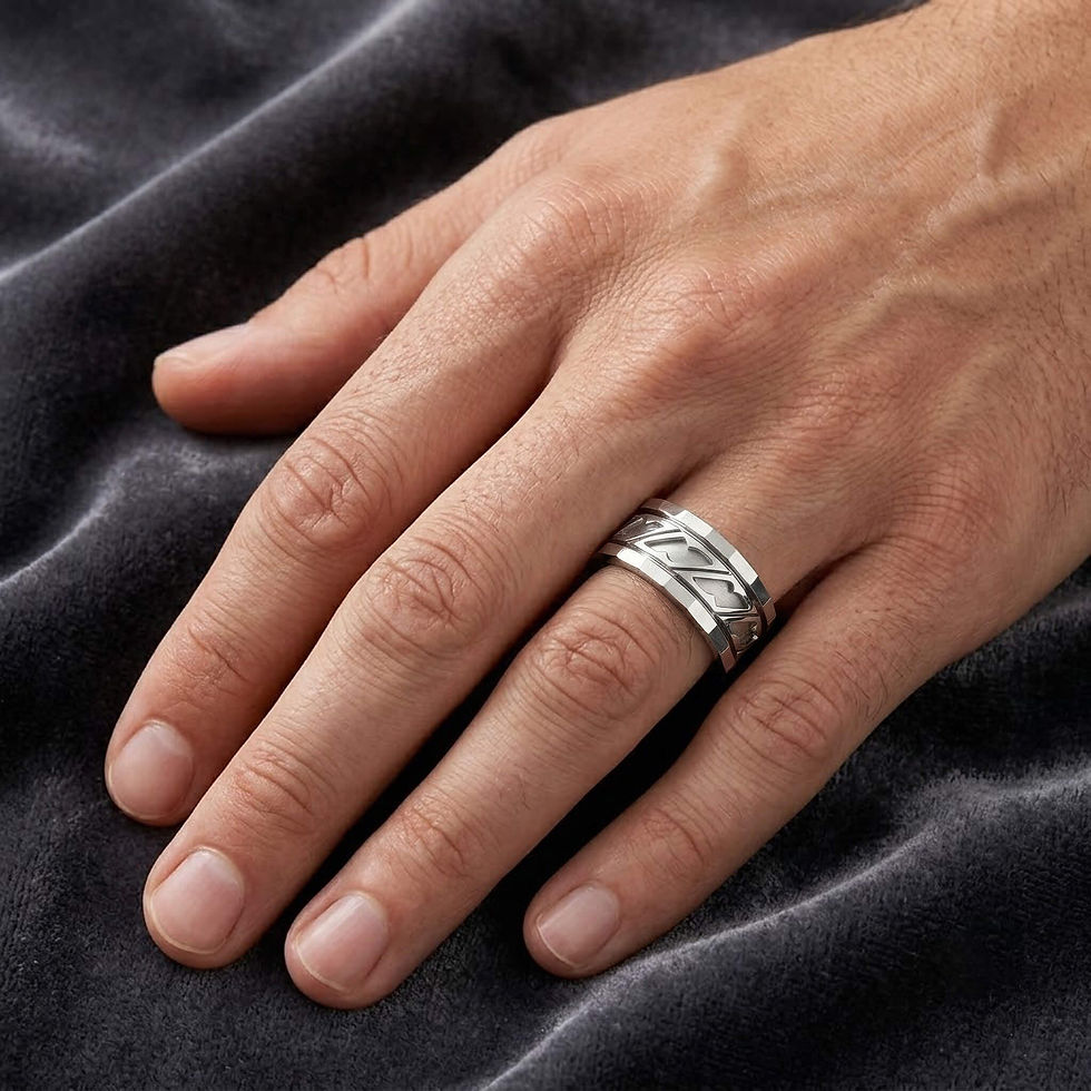 Миниатюра: White gold Zaven Axis faceted ring on a man's finger. Ehering Trauringe. Fede / Anello nuziale. Anillo de bodas / Alianza