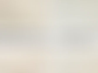 Naturstein ist immer eine einzigartige Geschichte, erzählt von der Natur. Doch sobald der Stein in die Hände des Menschen gelangt, entscheidet die Schnittrichtung darüber, welche Geschichte wir auf der fertigen Oberfläche sehen. Die zwei beliebtesten Begriffe in der Welt der Natursteinbearbeitung — Cross-Cut (Querschnitt) und Vein-Cut (Längsschnitt oder „entlang der Ader“) — beschreiben keine unterschiedlichen Gesteinsarten, sondern unterschiedliche Arten, denselben Block zu schneiden.